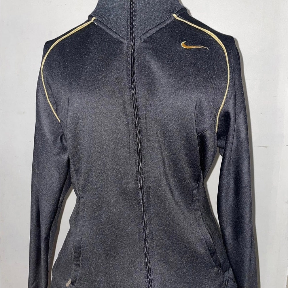 Sporty slim fitted sweater